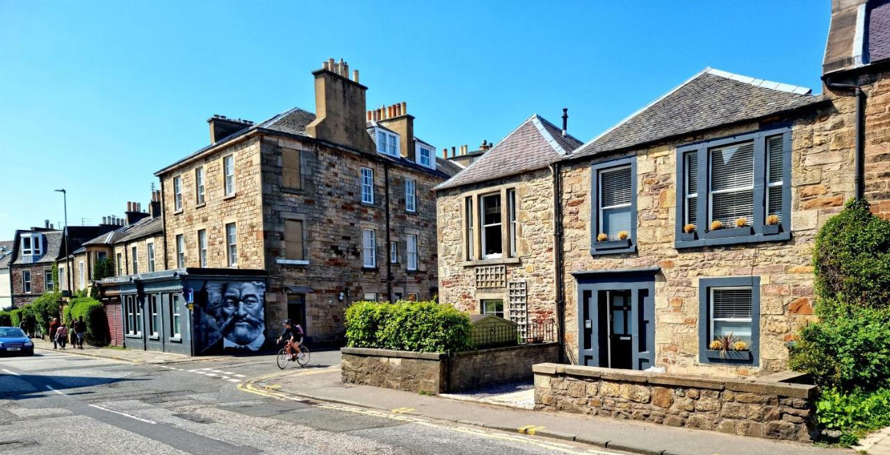 48 Gilmore Place Residences Gasthof *